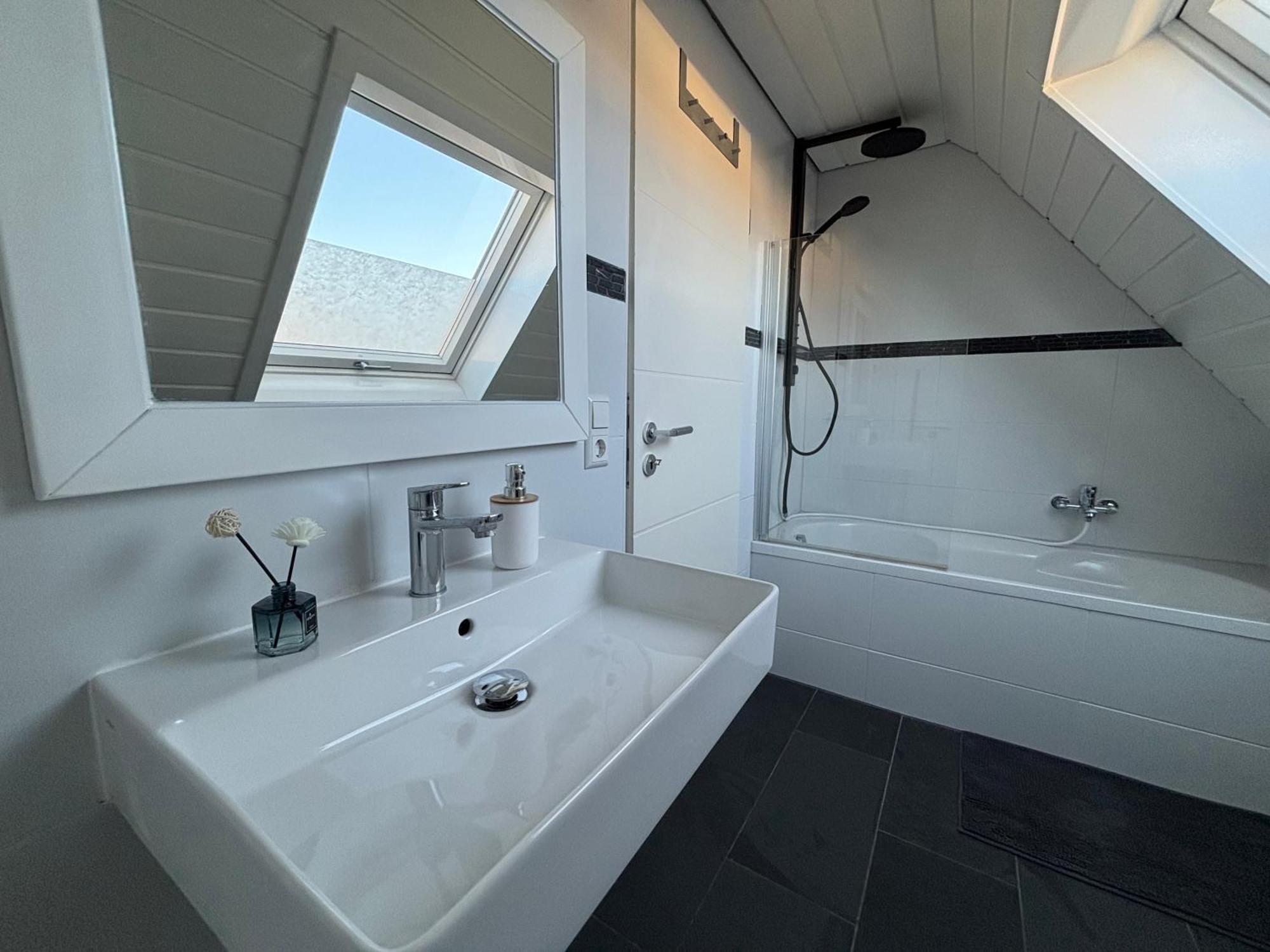 Moderne Deluxe 3-zi Eigentums- Maisonette-wohnung Ibm Bertrandt Mercedes Apartment Ehningen