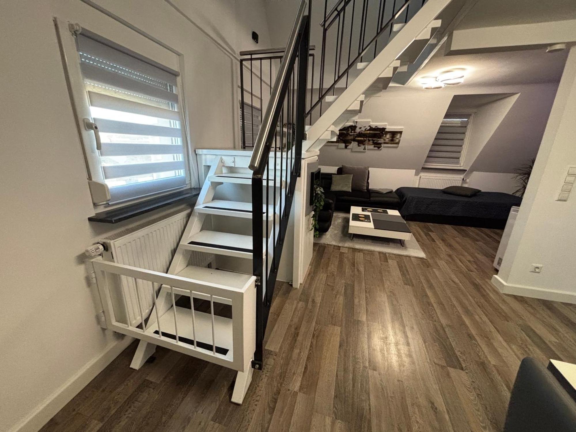 Moderne Deluxe 3-zi Eigentums- Maisonette-wohnung Ibm Bertrandt Mercedes Apartment Ehningen